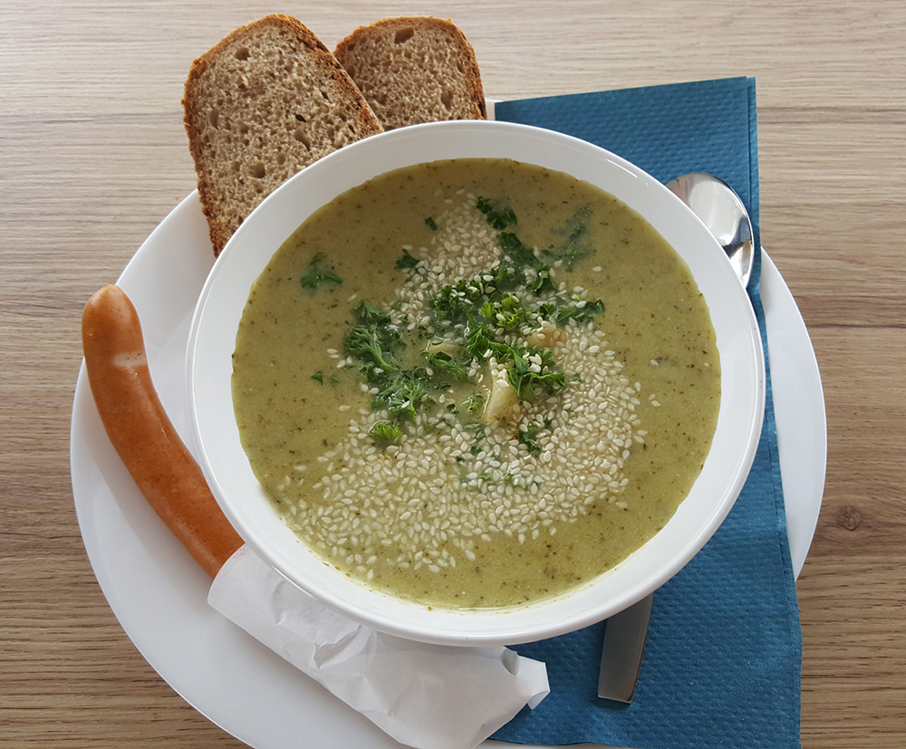 Broccoli-Creme-Suppe mit Sesam- und Petersilie-Topping. Dazu ein lecker Frankfurter Würstchen.