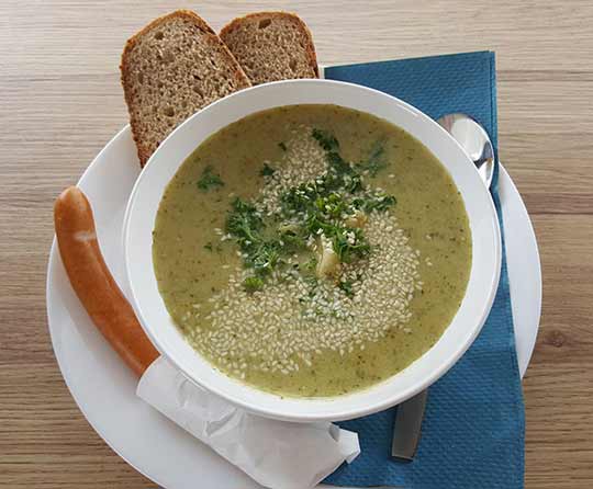 Broccoli-Creme-Suppe mit Sesam- und Petersilie-Topping. Dazu ein lecker Frankfurter WÃ¼rstchen.