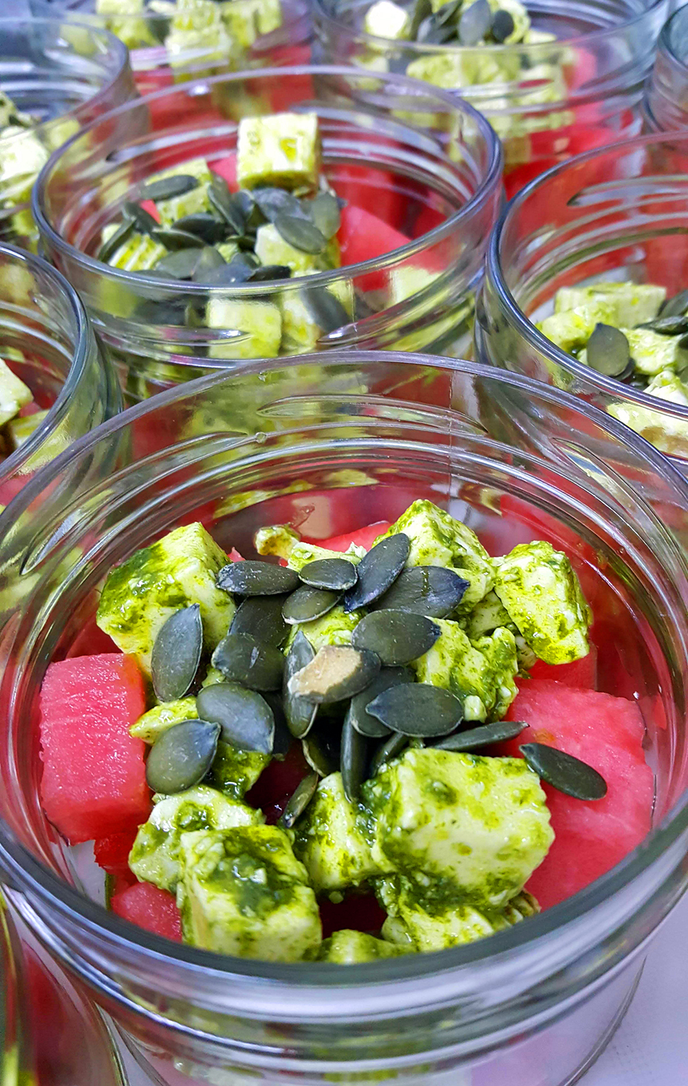 Wassermelonen Salat mit Feta, Kürbiskerne und Basilikum-Gremolata.