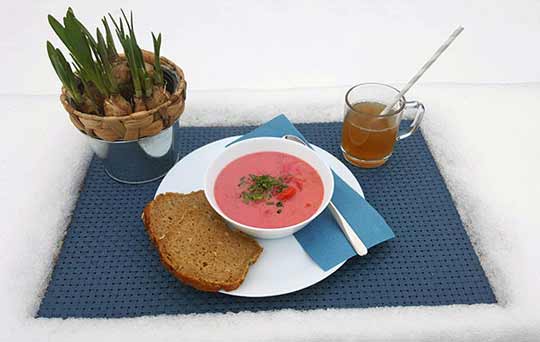 Rote Beete-Suppe mit heißem, hausgemachtem Kräutertee.